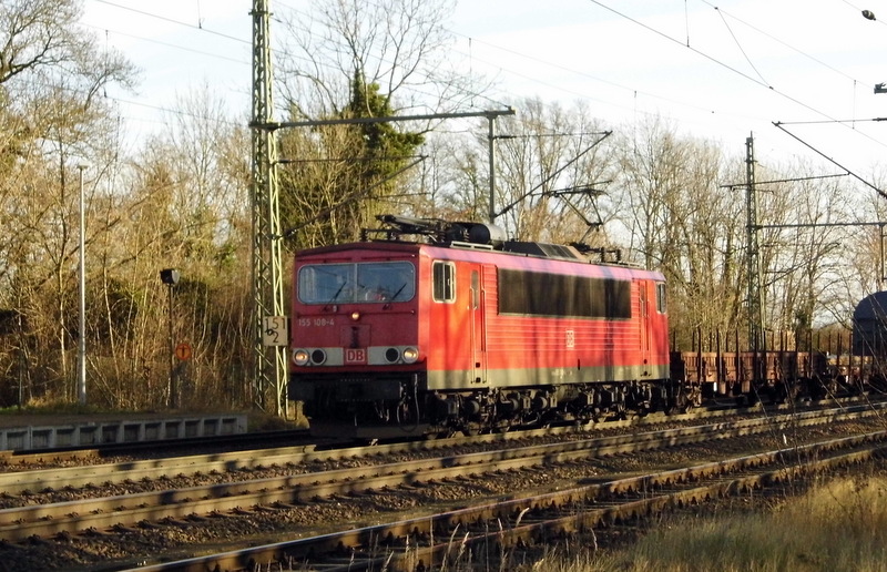 Am 14.01.2015 kam die 155 108-4 von der DB Schenker  aus Richtung Magdeburg nach Niederndodeleben und fuhr weiter in Richtung Braunschweig .
