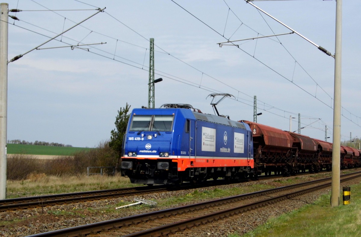 Am 14.04.2015 kam   die 185 419-9   von Raildox aus der Richtung Stendal nach Demker und fuhr weiter in Richtung Magdeburg .