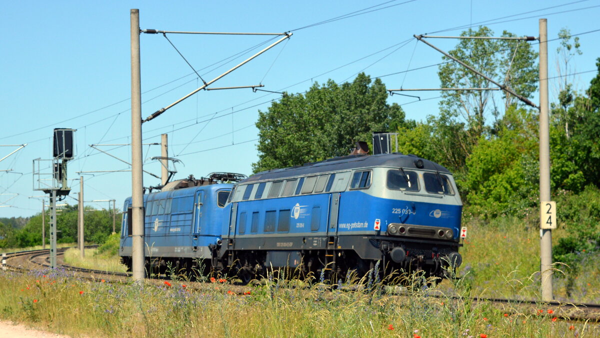 Am 14.06.2021 kam die 225 030-6 von der EGP aus Richtung Stendal und fuhr weiter in Richtung Wittenberge .