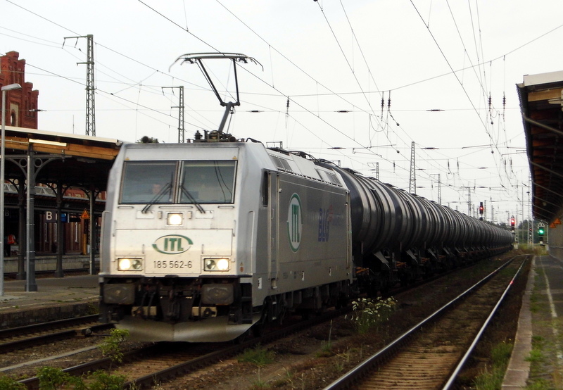 Am 14.07.2014 kam die 185 562-6 von der ITL aus Richtung Magdeburg nach Stendal und fuhr weiter in Richtung Wittenberge .