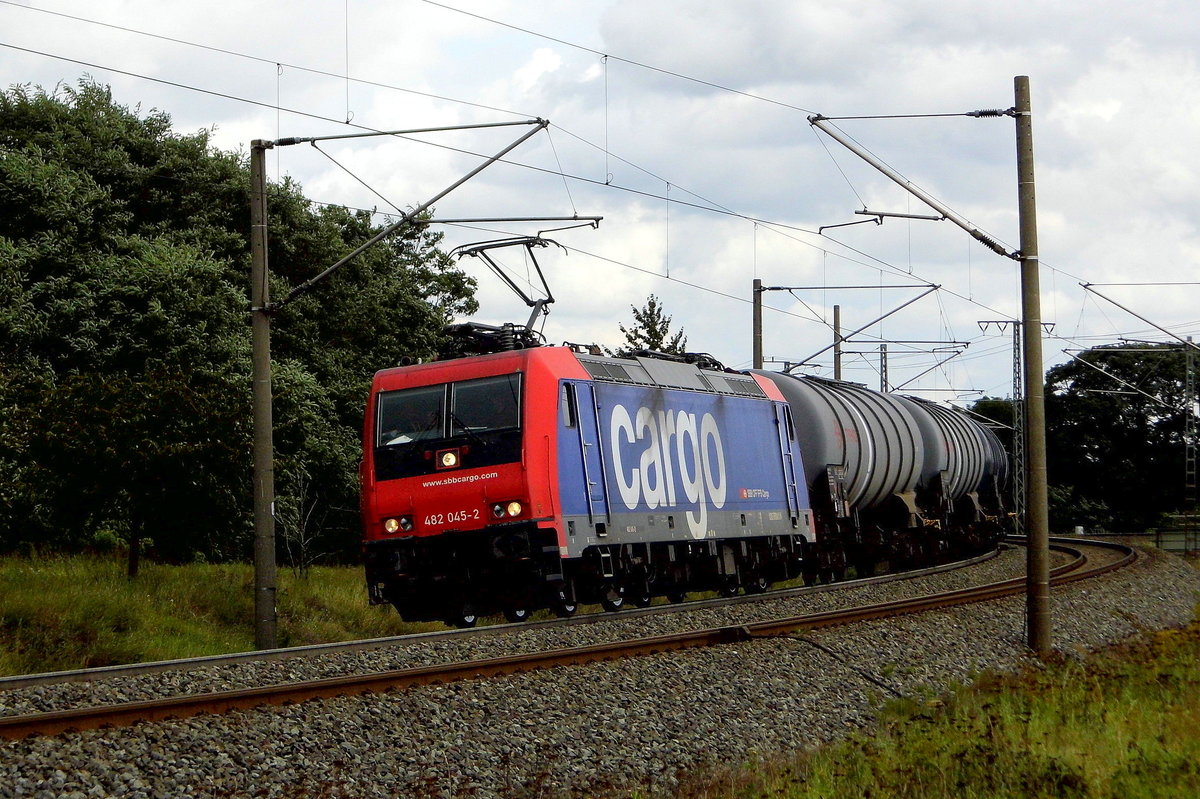 Am 14.09.2017 kam die  482 045-2 von der HSL Logistik GmbH, ( SBB Cargo AG ) aus Richtung Stendal und fuhr weiter in Richtung Wittenberge.