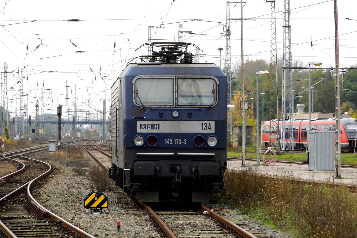 Am 14.10.2017 war die 143 173-3 von der  RBH Logistics GmbH, in Stendal abgestellt.