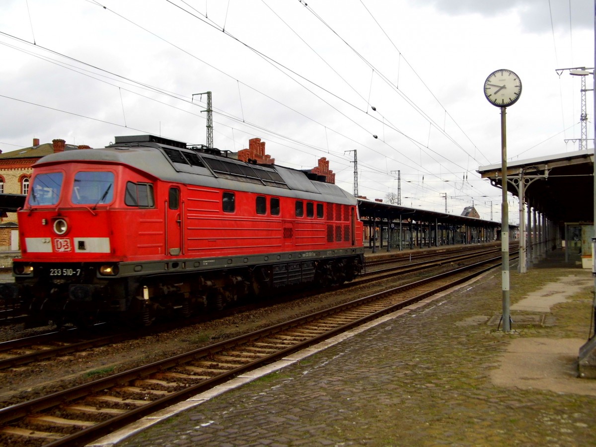 Am 14.11 .2015 kam die 233 510-7 von der DB aus Richtung Magdeburg nach Stendal und fuhr weiter in Richtung Hannover .