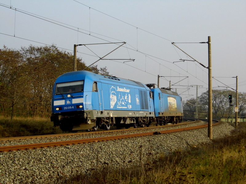 Am 14.11.2014 kamen die 253 015-8 und die 145-023-6 von der Press aus Richtung Stendal und fuhren weiter in Richtung Wittenberge .
