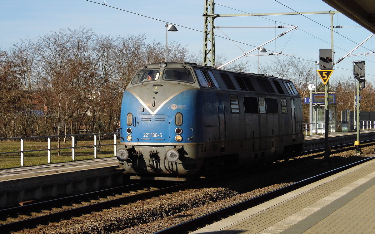 Am 15.02.2019 Rangierfahrt von  221 136-5 von der EGP – Eisenbahngesellschaft Potsdam, im Hbf Wittenberge .
