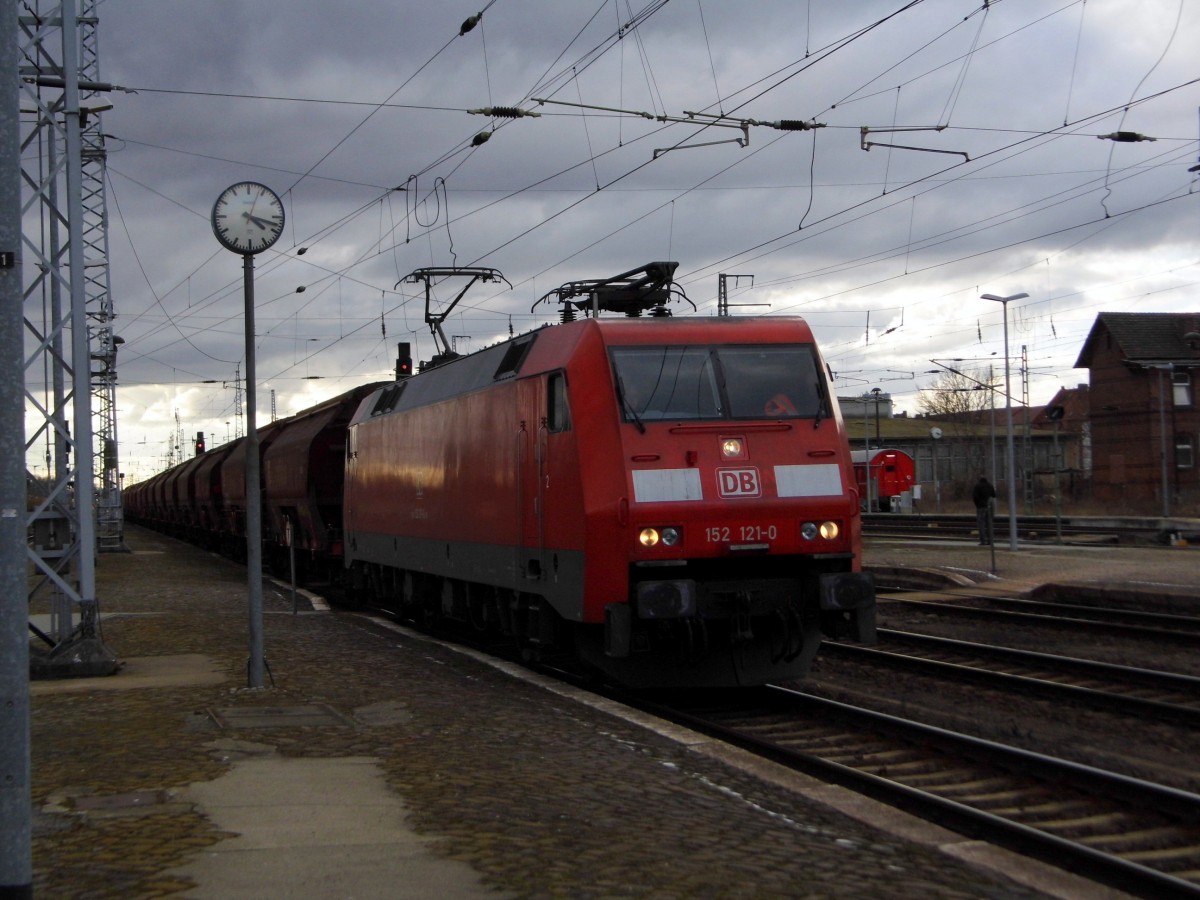 Am 15.03.2016 kam die 152 121-0 von DB Schenker aus Richtung Wittenberge nach Stendal und fuhr weiter in Richtung Magdeburg .