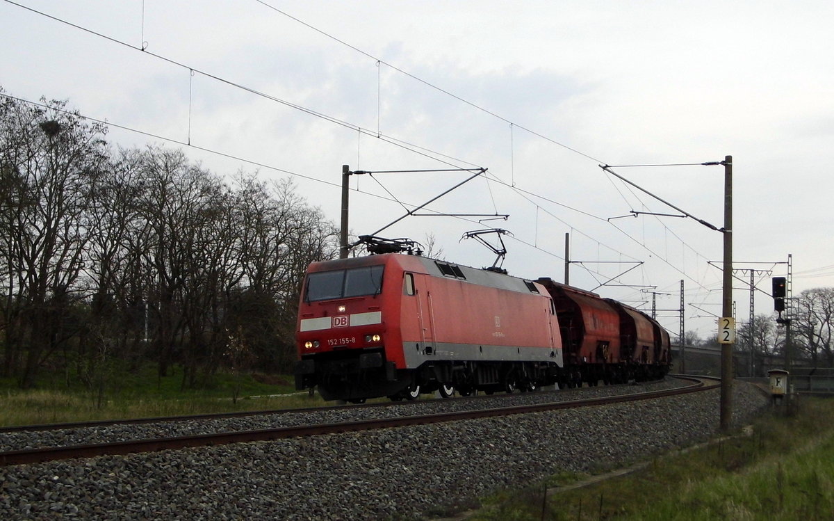 Am 15.04.2016 kam die 152 155-8 von  DB Schenker  aus Richtung Stendal und fuhr weiter in Richtung Wittenberge .