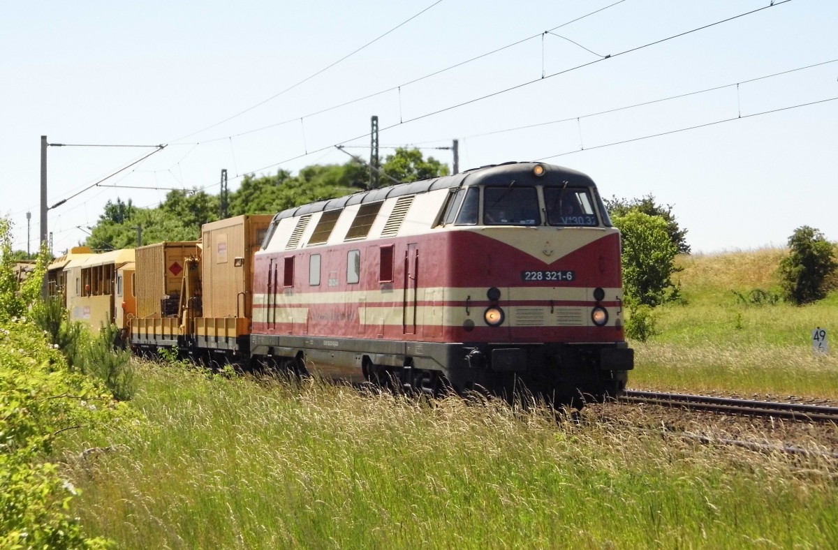 Am 15.06.2015 kam die  228 321-6 von der CLR-Service GmbH  aus der Richtung Magdeburg nach Demker und fuhr weiter in Richtung Stendal .