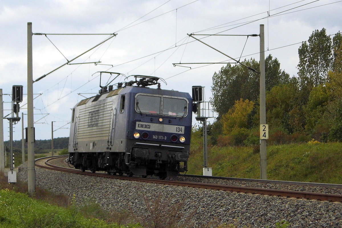 Am 15.09.2017 kam die 143 173-3 von der RBH Logistics GmbH,   aus Richtung Wittenberge und fuhr weiter in Richtung Stendal.