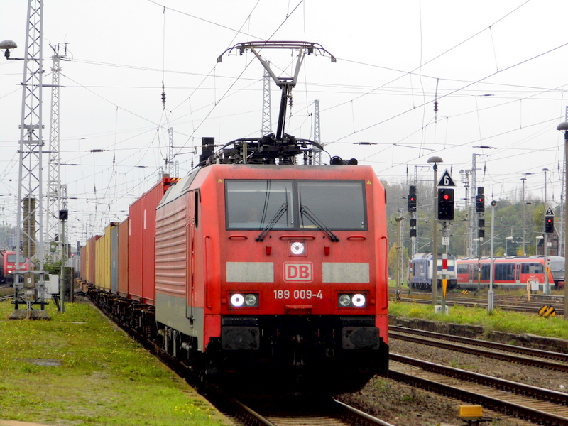 Am 15.10.2014 kam die 189 009-4 von der DB aus Richtung Salzwedel nach Stendal und fuhr weiter in Richtung Magdeburg . 