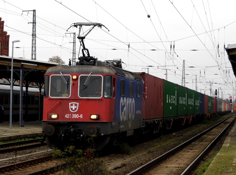 Am 15.10.2014 kam die 421 390-6 von der SBB Cargo aus Richtung Magdeburg nach Stendal und fuhr weiter in Richtung Salzwedel .
