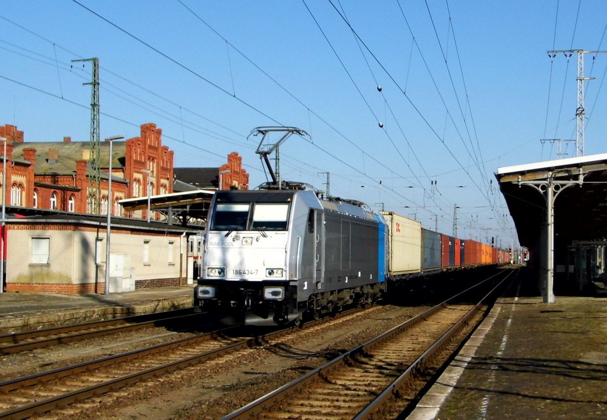 Am 16.03.2016 kam die  186 434-7 von der HSL Logistik (Railpool) aus Magdeburg nach Stendal und fuhr weiter in Richtung Salzwedel. 