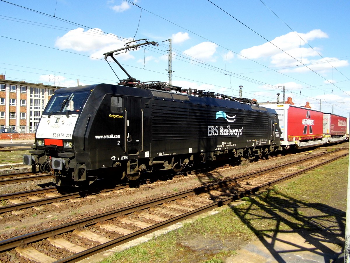Am 16.04.2015 kam die 189 201 von der Freightliner -ERS Railways ( MRCE dispolok ) aus Richtung Magdeburg nach Stendal und fuhr weiter in Richtung Hannover .