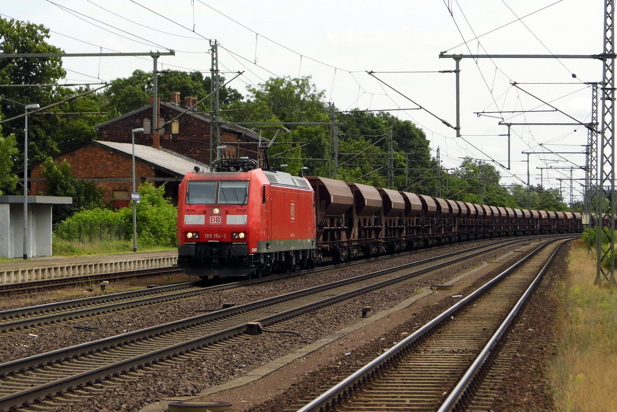 Am 16.06.2016 kam die 185 154-2 von   DB Schenker aus Richtung Magdeburg nach Niederndodeleben und fuhr weiter in Richtung Braunschweig .