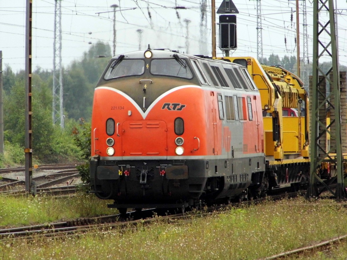Am 16.08.2015 kam die 221.134 von der RTS aus Richtung Hannover nach Stendal und fuhr weiter in Richtung Berlin.