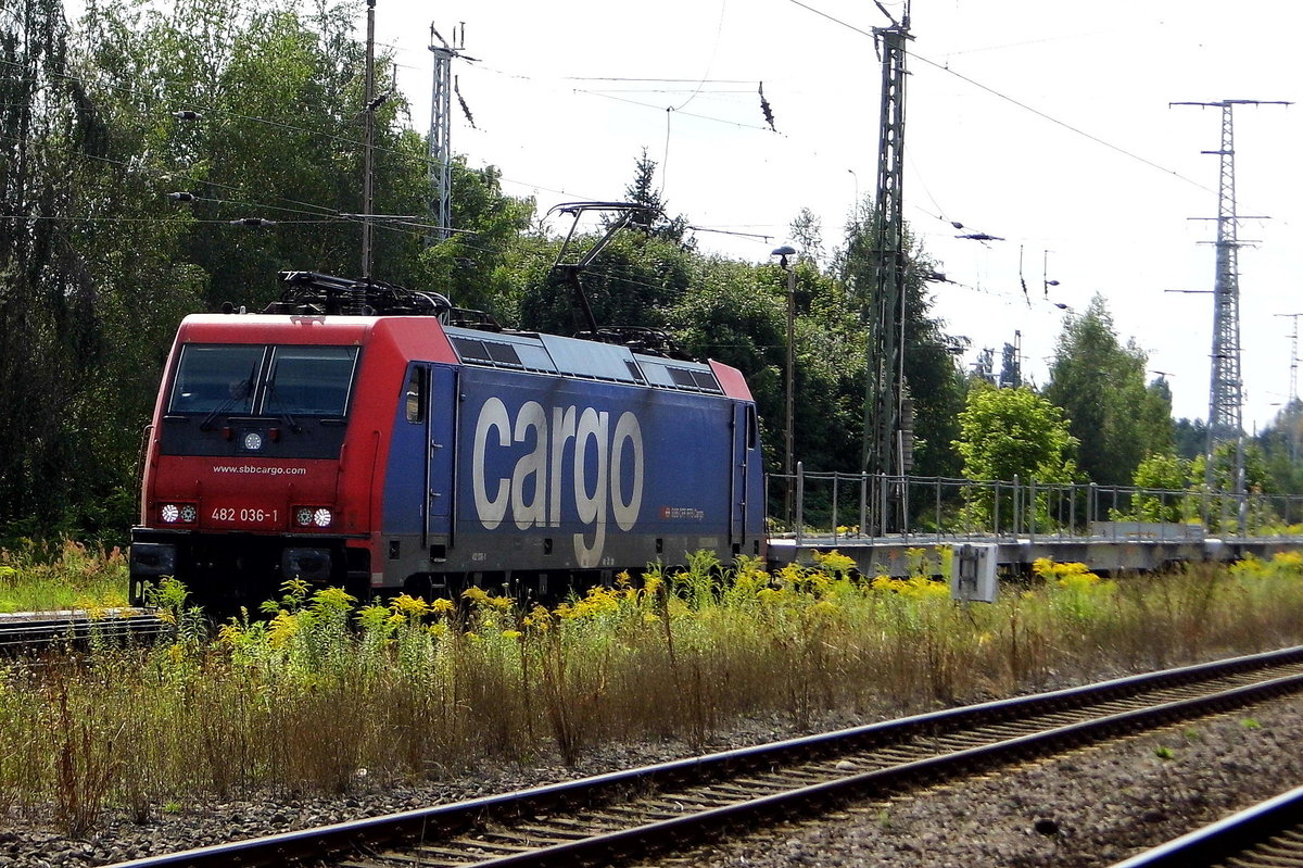 Am 16.08.2017 kam die 482 036-1 von der HSL Logistik GmbH, ( SBB Cargo AG, )  aus Richtung Braunschweig nach Stendal und fuhr weiter in Richtung Magdeburg .
