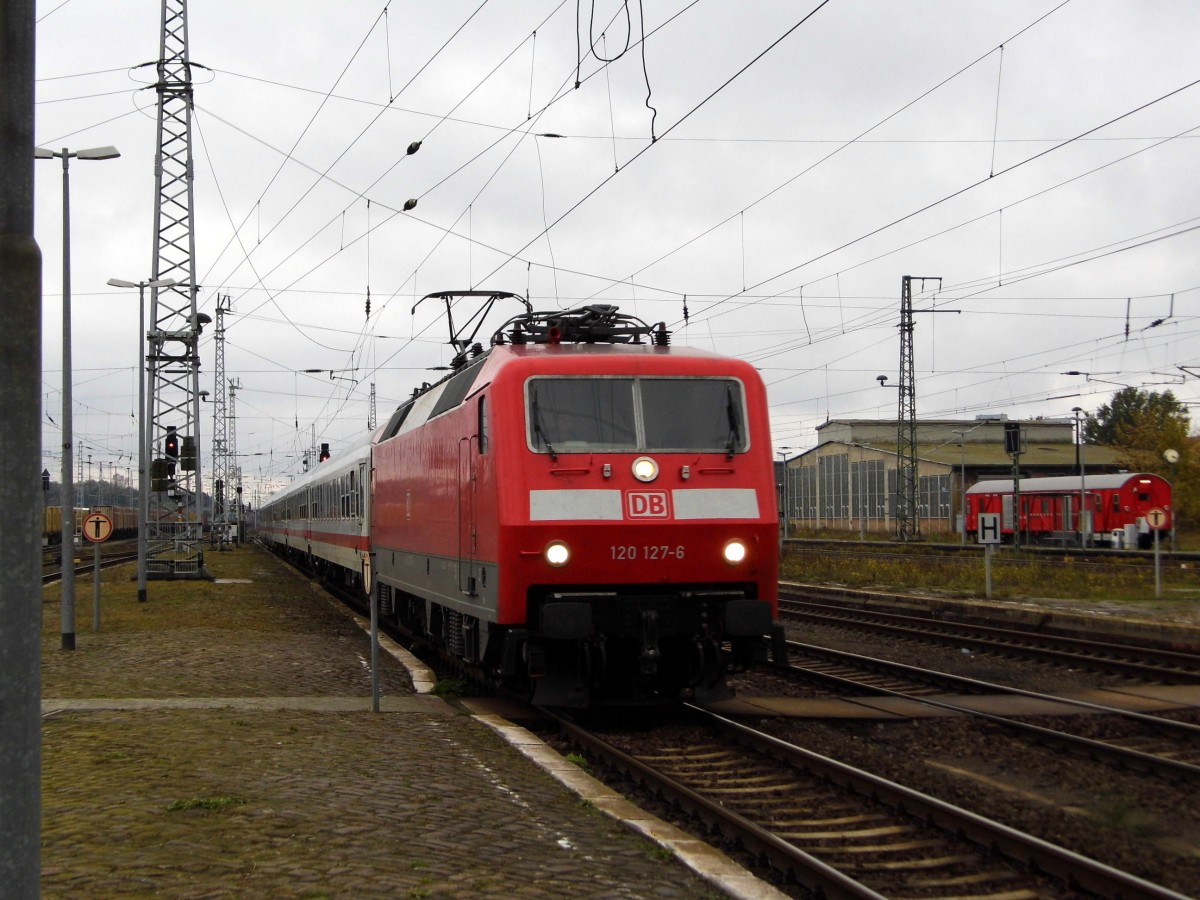 Am 16.10.2015 kam die 120 127-6 von der DB aus Richtung Wittenberge nach Stendal und fuhr weiter in Richtung Magdeburg .