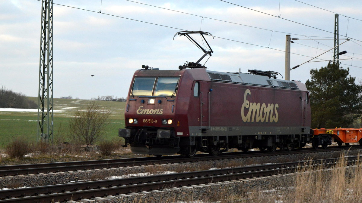 Am 17.02.2021 kam die 185 513-9 von der Emons Bahntransporte GmbH,  aus der Richtung Stendal nach Demker und fuhr weiter in Richtung Magdeburg .