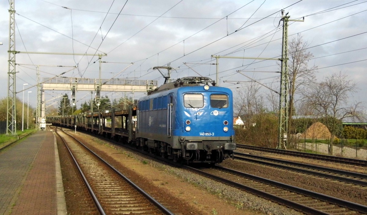 Am 17.04.2015 kam die 140 853-3 von der EGP aus Richtung Braunschweig nach Niederndodeleben und fuhr weiter in Richtung Magdeburg .