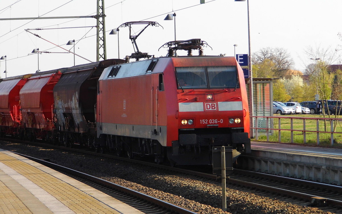 Am 17.04.2019 kam die  152 036-0  von    DB Cargo aus Richtung Stendal nach Wittenberge und fuhr weiter  in Richtung Hamburg .