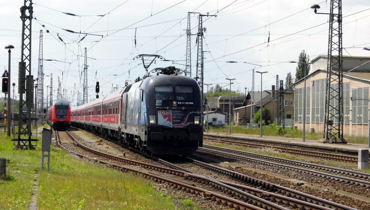 Am 17.05.2015 kam 182 509 (ES 64 U2-009)von der MRCE aus Richtung Salzwedel nach Stendal und fuhr weiter in Richtung Berlin .