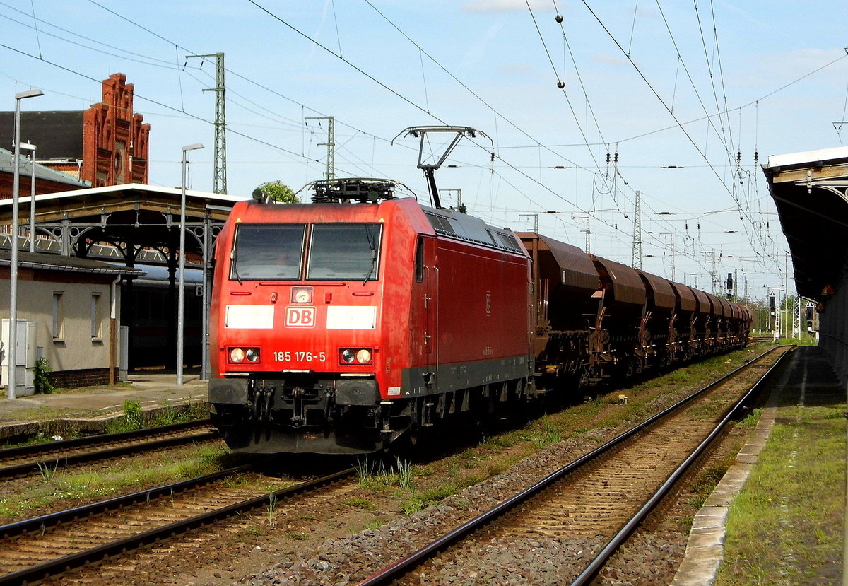 Am 17.05.2017 kam die 185 176-5 von der  DB Schenker Rail Deutschland AG , aus Richtung Magdeburg nach Stendal und fuhr weiter in Richtung Salzwedel .