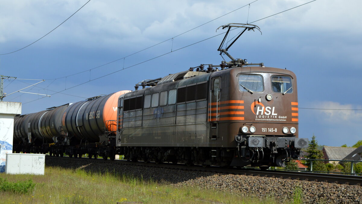 Am 17.05.2021 fuhr die 151 145-0 von der  HSL Logistik GmbH,  aus Richtung Stendal und fuhr weiter in Richtung Salzwedel .
