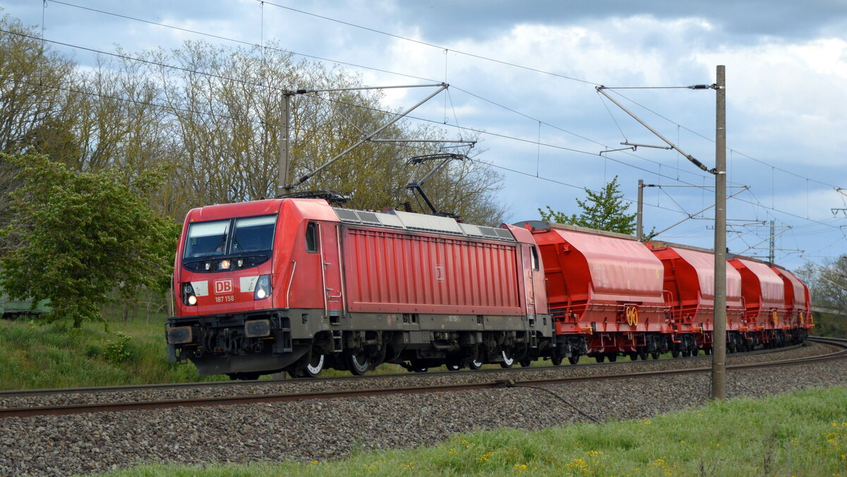 Am 17.05.2021 kam die  187 158-1 von DB Cargo Deutschland AG, aus Richtung Stendal und fuhr weiter in Richtung Wittenberge .