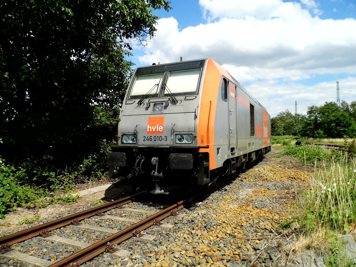 Am 17.06.2018   die 246 010-3 von der hvle - Havelländische Eisenbahn AG, in Stendal .