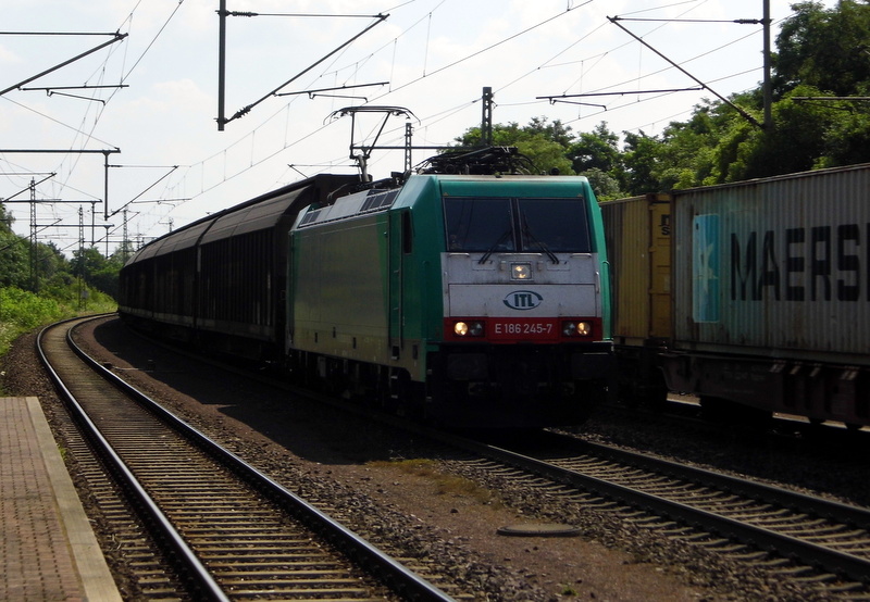 Am 17.07.2014 kam die E 156 245-7 von der ITL aus Richtung Magdeburg nach Niederndodeleben und fuhr weiter in Richtung Braunschweig .