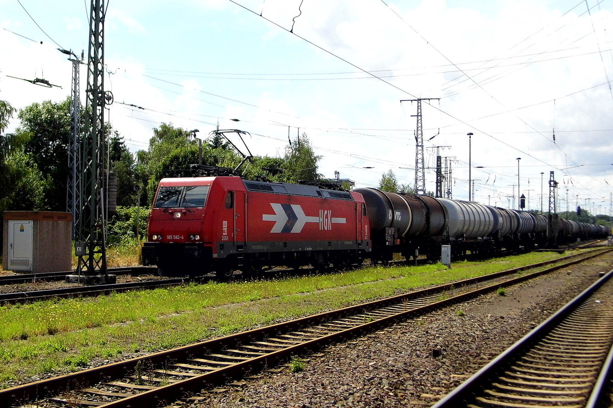 Am 17.07.2016 kam die 185 582-4 von der HGK (RHC) aus Richtung Hannover nach Stendal und fuhr weiter in Richtung Magdeburg .