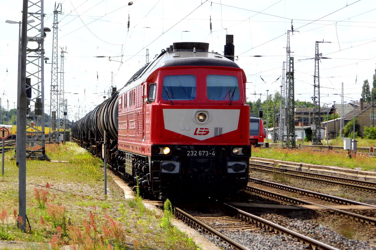Am 17.07.2016 kam die 232 673-4 von der  LEG Leipziger Eisenbahn GmbH.  aus Richtung Salzwedel nach Stendal und fuhr weiter in Richtung Magdeburg .