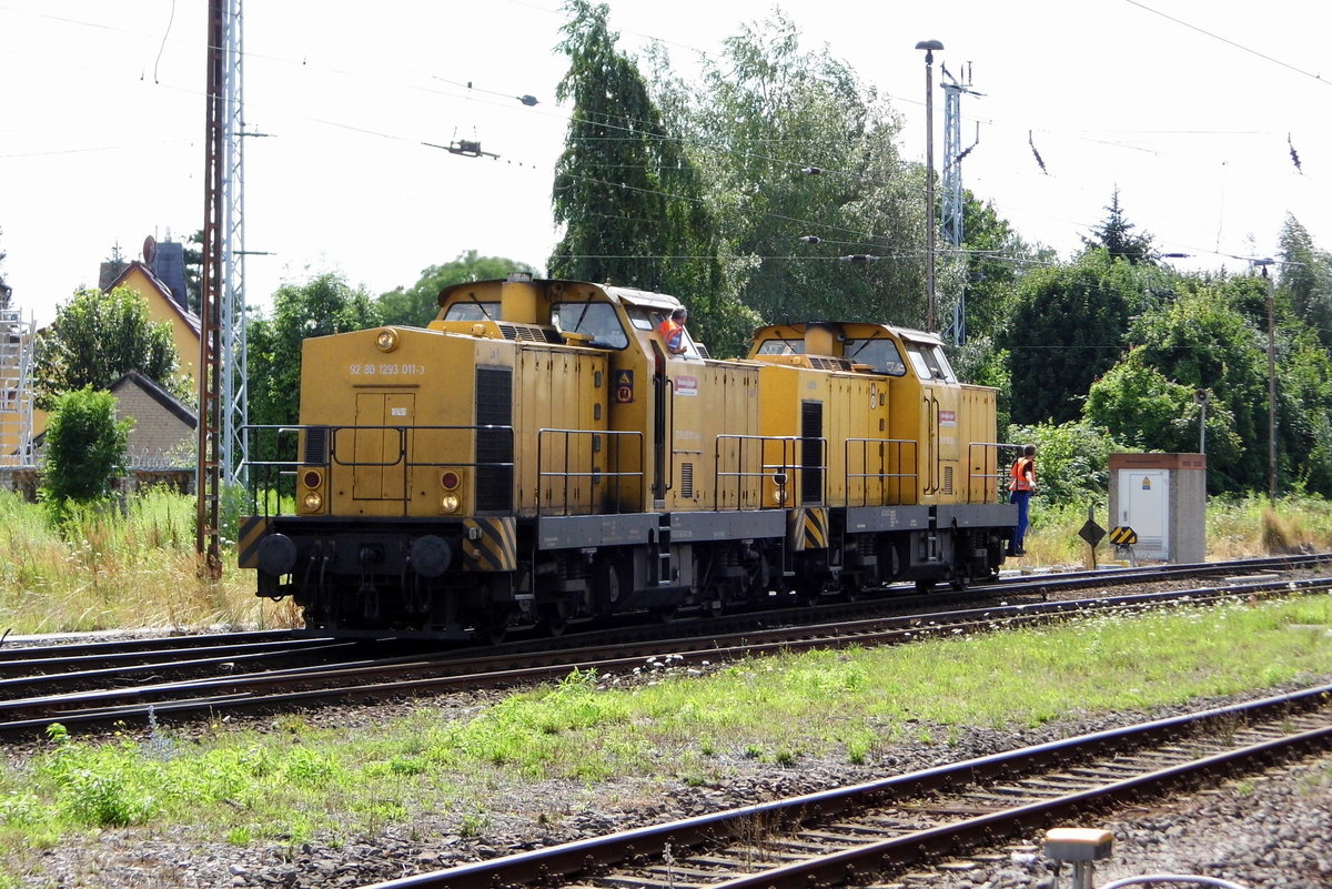 Am 17.07.2016 Rangierfahrt von der 293 011-3 und die 293 010-5 von der Bahnbau Gruppe in Stendal .