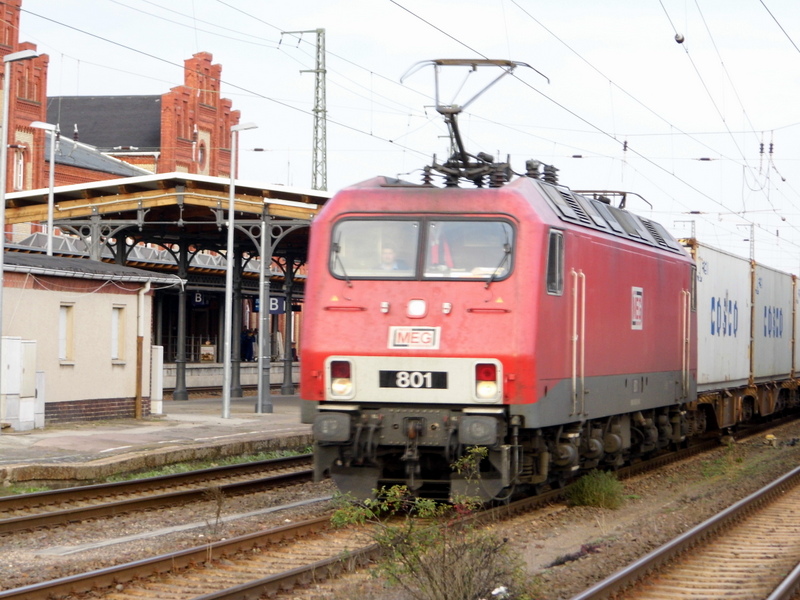 Am 17.10.2014 kam die MEG 801 (156 001-0) aus Richtung Magdeburg nach Stendal und fuhr weiter in Richtung Wittenberge .