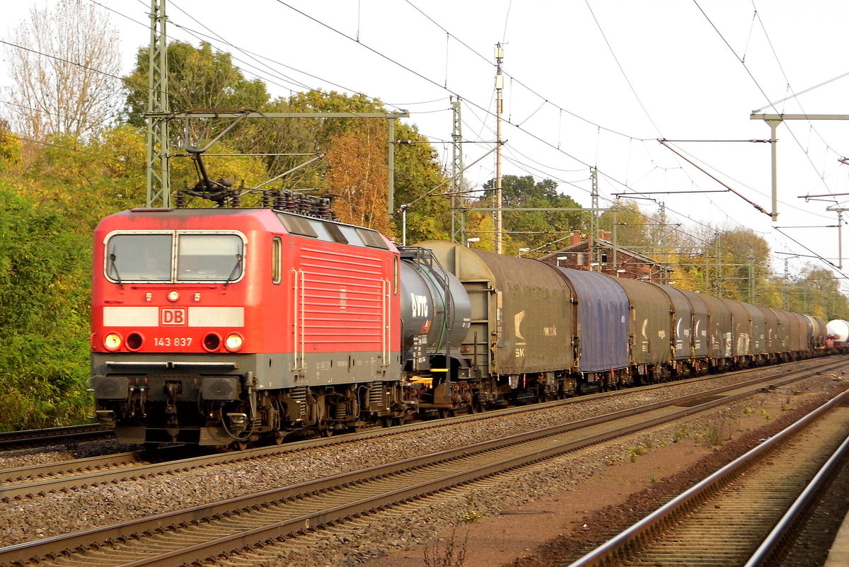Am 17.10.2017 kam die 143 837-3 von     DB Cargo AG, aus Richtung Magdeburg nach Niederndodeleben und fuhr weiter in Richtung Braunschweig .
