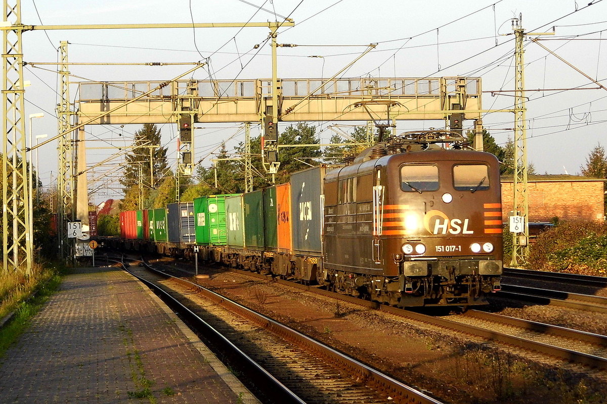 Am 17.10.2017 kam die  151 017-1 von der HSL Logistik GmbH,  aus Richtung Braunschweig nach Niederndodeleben und fuhr weiter in Richtung Magdeburg .