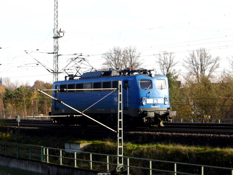 Am 17.11.2014 kam die 140 042-4 von der Press aus Richtung Stendal und fuhr weiter nach Borstel bei Stendal .