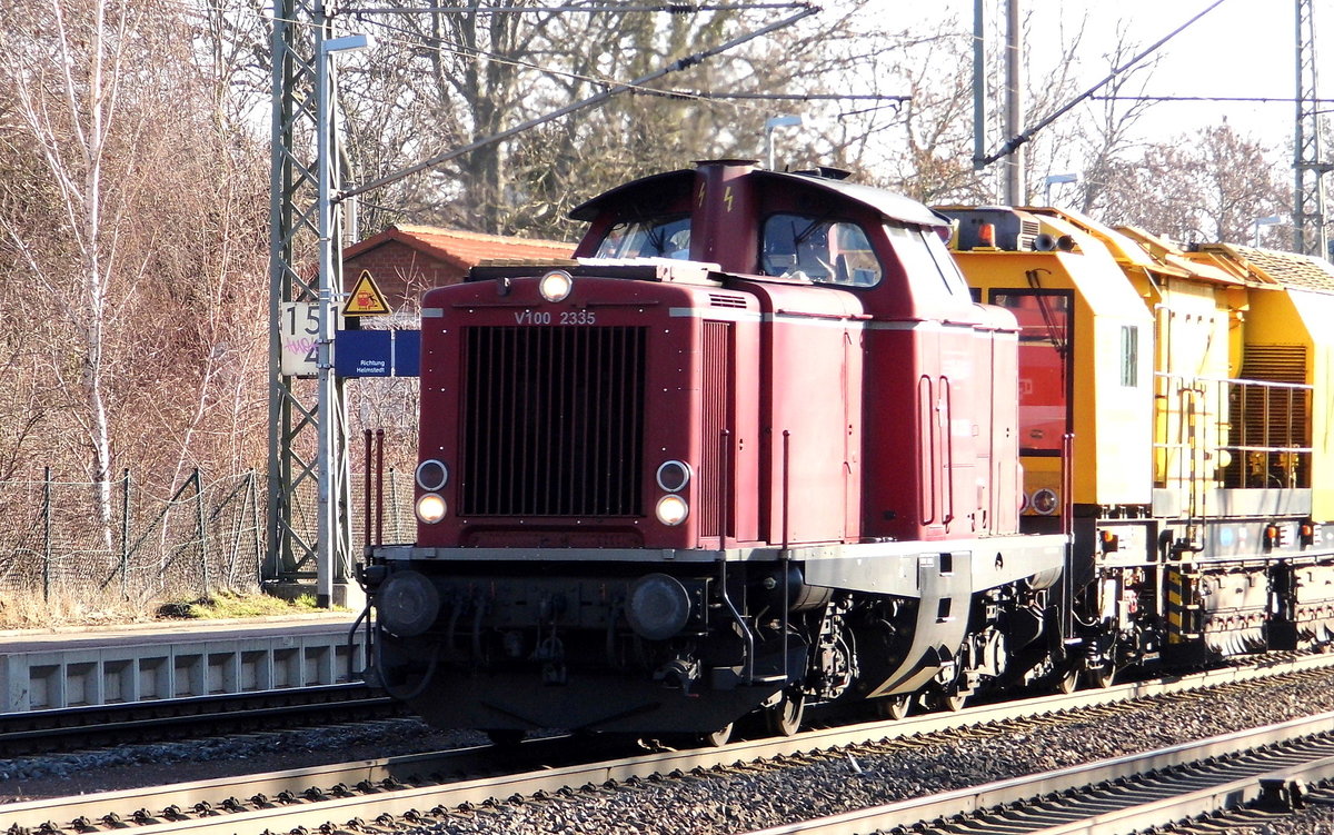 Am 18.02.2019 kam die V100 2335 von der NeSA   aus Richtung Magdeburg nach Niederndodeleben und fuhr weiter in Richtung Braunschweig .