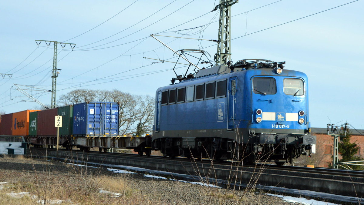 Am 18.02.2021 kam die  140 017-5 von METRANS (PRESS) aus Richtung Stendal und fuhr weiter in Richtung Salzwedel .