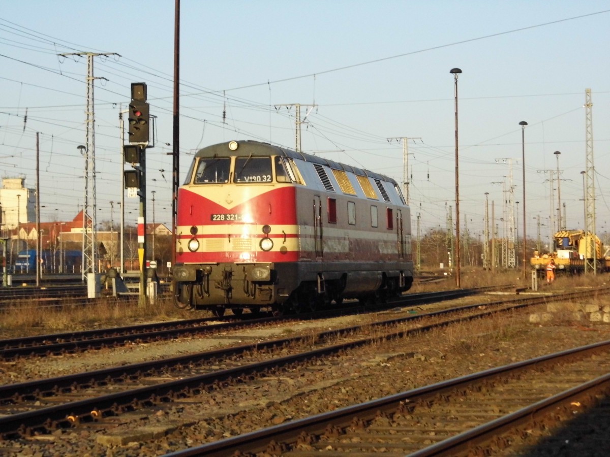 Am 18.03.2015 Rangierfahrt von der 228 321-6 von der CLR-Service GmbH  in Stendal .