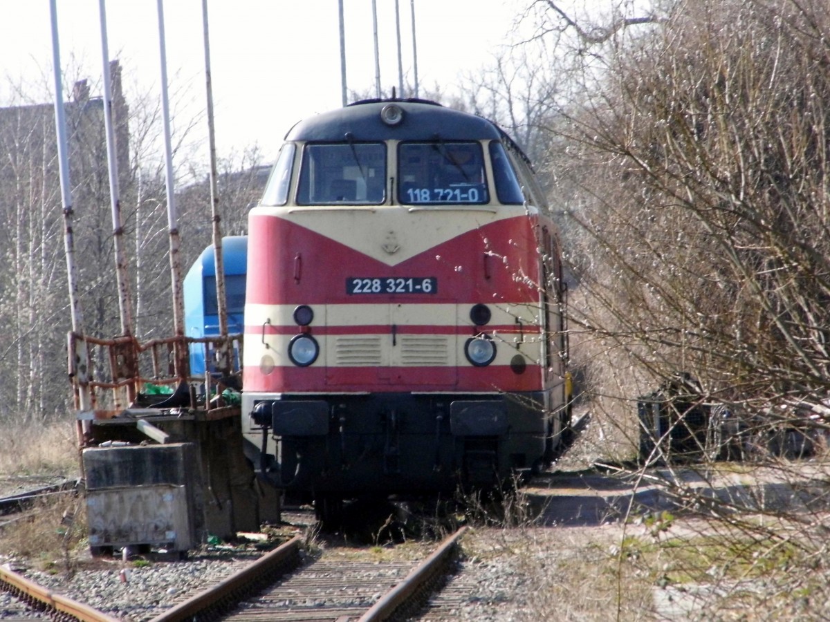 Am 18.03.2015 war die 228 321-6 von der CLR-Service GmbH    in Stendal abgestellt .