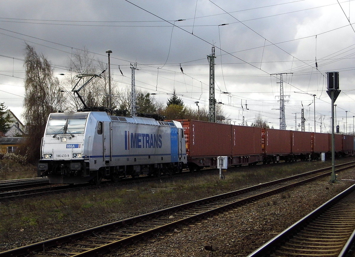 Am 18.03.2017 kam die 186 433-9 von  METRANS ( Railpool) aus Richtung Salzwedel nach Stendal und fuhr weiter in Richtung Magdeburg .