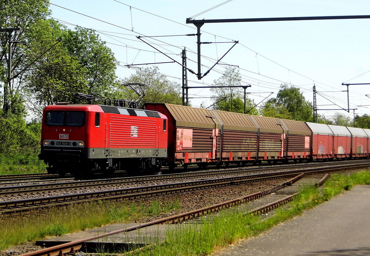 Am 18.05.2017 kam die 143 848-0 von der MEG - Mitteldeutsche Eisenbahn GmbH,    aus Richtung Magdeburg nach Niederndodeleben und fuhr weiter in Richtung Braunschweig .