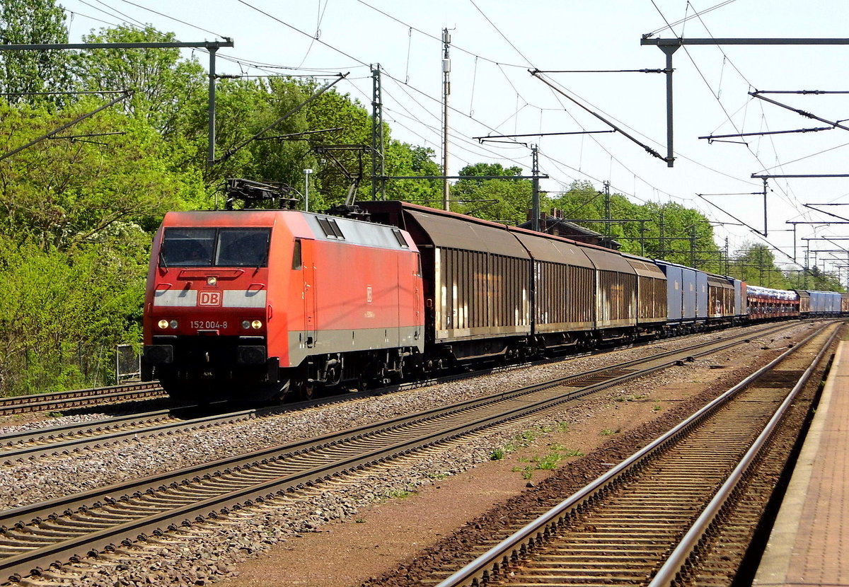 Am 18.05.2017 kam die 152 004-8  von der DB Cargo Deutschland AG , aus Richtung Magdeburg nach Niederndodeleben und fuhr weiter in Richtung Braunschweig .