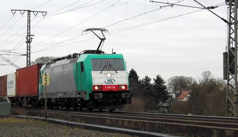 Am 18.12.2014 kam die  E186 128 von der ITL aus Richtung Stendal und fuhr weiter in Richtung Salzwedel.