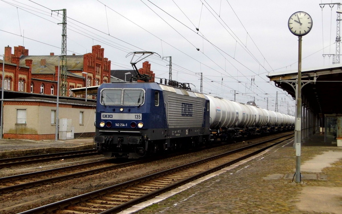 Am 19.03.2016 kam  die 143 254-1   von der RBH aus Richtung Magdeburg nach Stendal und fuhr weiter in Richtung Hannover  .