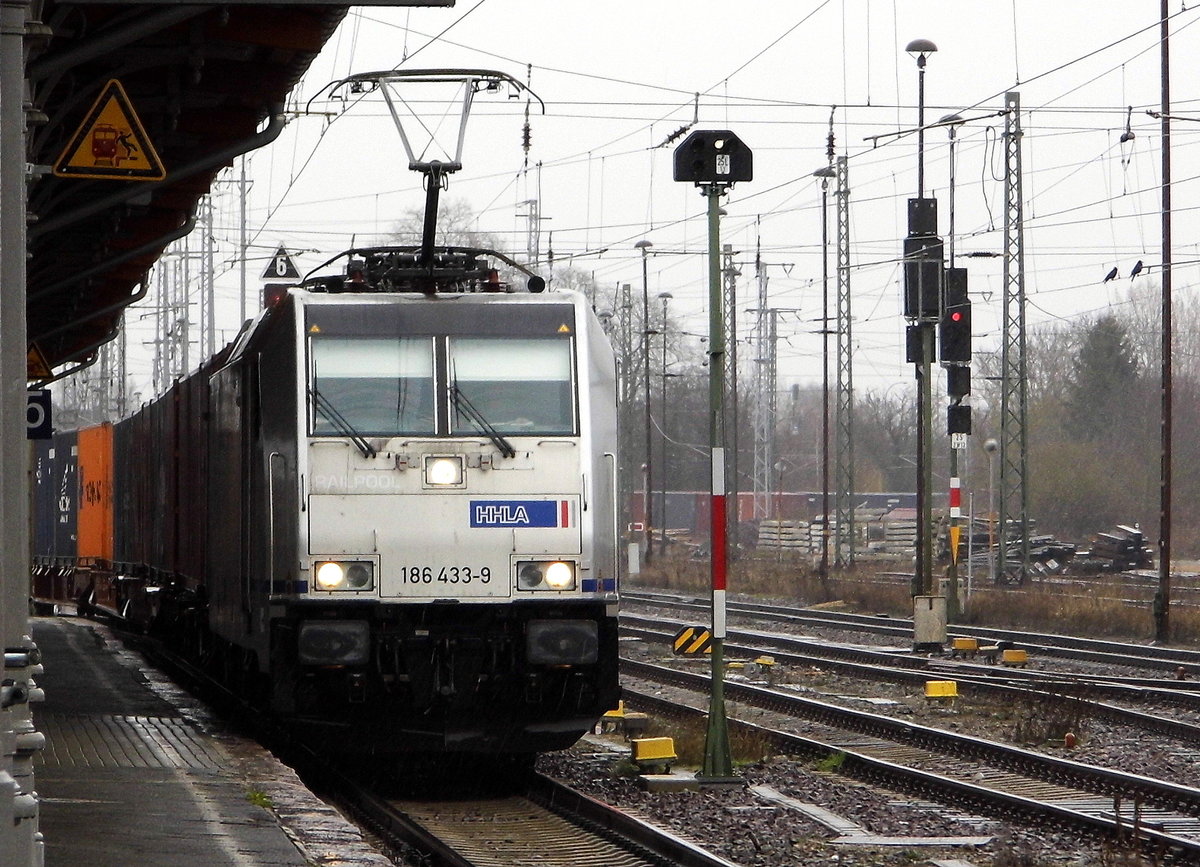 Am 19.03.2017 kam die 186 433-9 von METRANS  ( Railpool) aus Richtung Magdeburg nach Stendal und fuhr weiter in Richtung  Salzwedel .