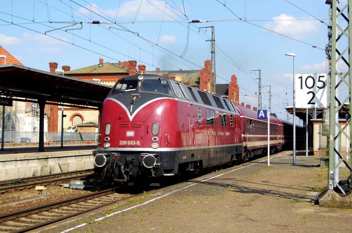 Am 19.04.2015 kam  die 222 033-5   von der DB aus Richtung Berlin nach Stendal und fuhr weiter in Richtung Hannover .