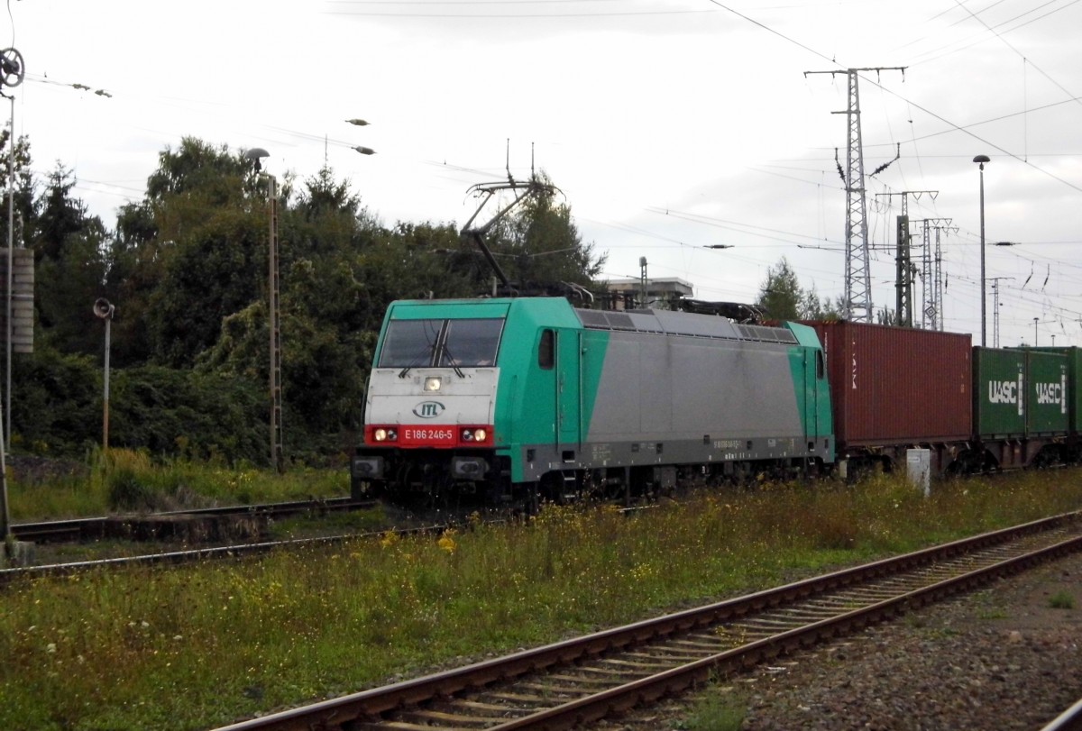 Am 19.09.2015 kam E 186 246-5 von der ITL aus Richtung Salzwedel nach Stendal und fuhr weiter in Richtung Magdeburg . 