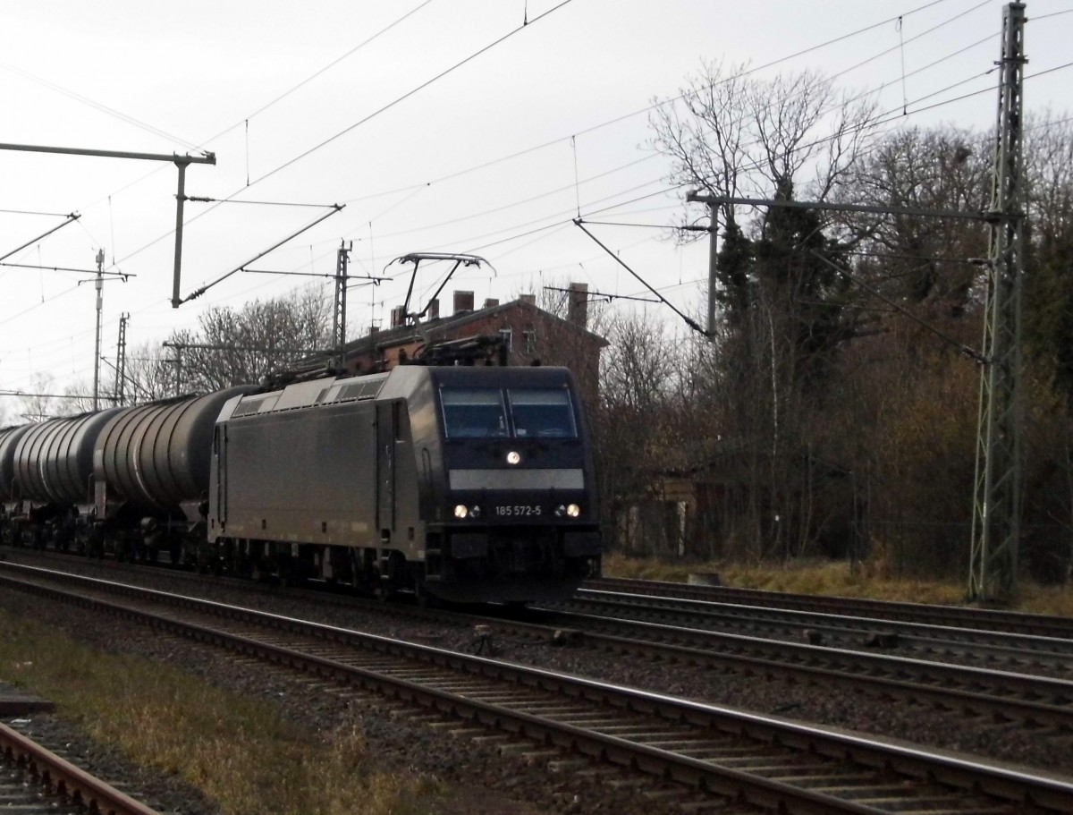 Am 20.02.2015 kam die 185 572-5 von der MRCE dispolok aus Richtung Braunschweig nach Niederndodeleben und fuhr weiter in Richtung Magdeburg .
